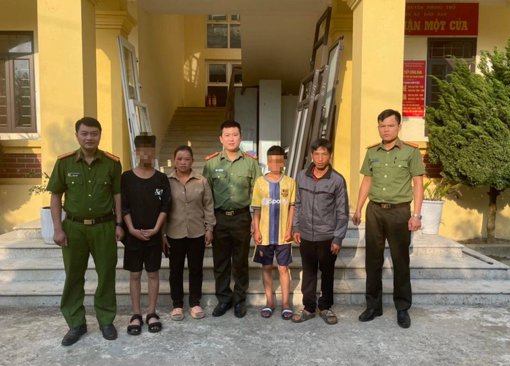 Bàn giao 2 anh em đạp xe từ Điện Biên về Hà Nội tìm mẹ cho gia đình- Ảnh 1. Bàn giao 2 anh em đạp xe từ Điện Biên về Hà Nội tìm mẹ cho gia đình- Ảnh 1.