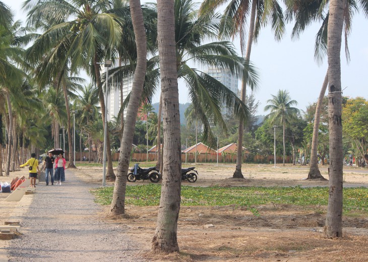 Sau tháo dỡ công trình chắn biển, bờ biển Nha Trang hiện ra sao?- Ảnh 6. Sau tháo dỡ công trình chắn biển, bờ biển Nha Trang hiện ra sao?- Ảnh 6.