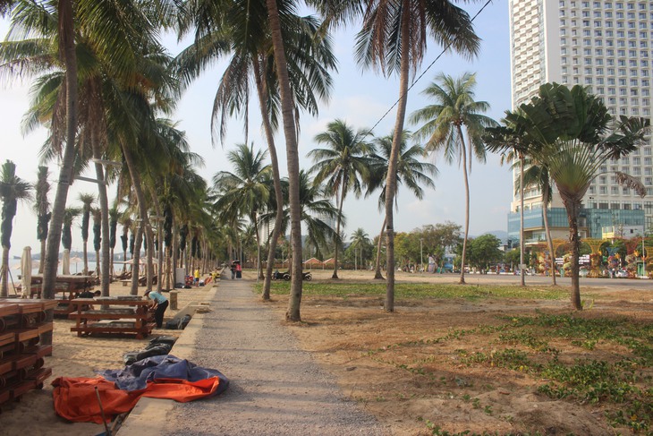 Sau tháo dỡ công trình chắn biển, bờ biển Nha Trang hiện ra sao?- Ảnh 1. Sau tháo dỡ công trình chắn biển, bờ biển Nha Trang hiện ra sao?- Ảnh 1.