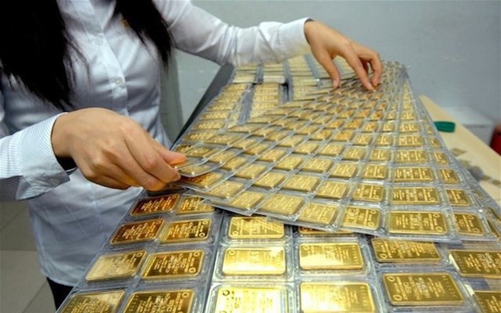 Thủ tướng yêu cầu xử lý nghiêm các trường hợp buôn lậu, thổi giá vàng