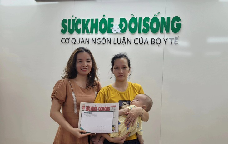 Gia đình bé gái chưa tròn tuổi bị suy giảm miễn dịch nhận hơn 19 triệu đồng của bạn đọc Báo Sức khỏe và Đời sống- Ảnh 1.