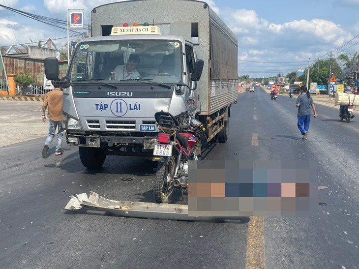 Va chạm với xe tải tập lái, một người tử vong tại chỗ- Ảnh 1. Va chạm với xe tải tập lái, một người tử vong tại chỗ- Ảnh 1.