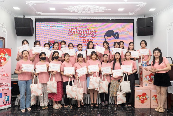 Lan tỏa thông điệp ôm ấp đến mẹ bầu Việt qua ngày hội Hugging Day- Ảnh 3. Lan tỏa thông điệp ôm ấp đến mẹ bầu Việt qua ngày hội Hugging Day- Ảnh 3.