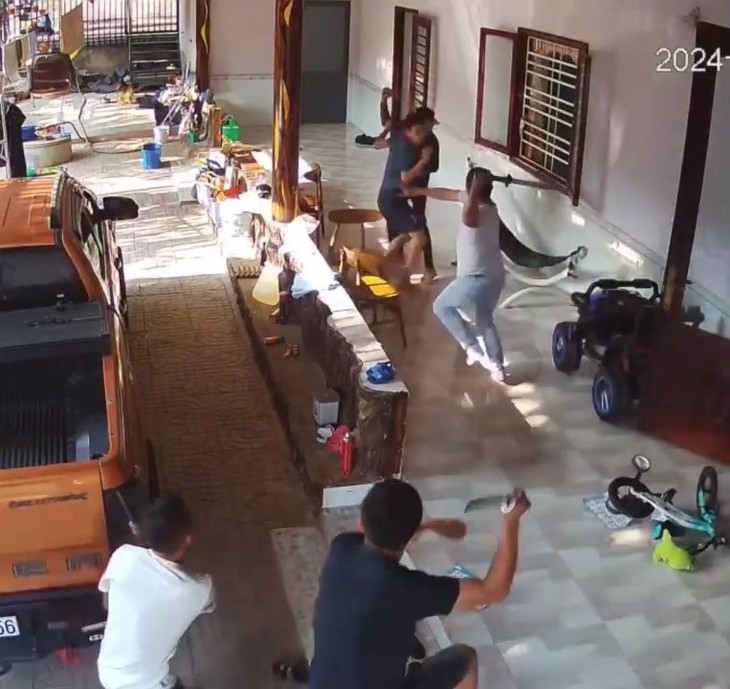 Video 5 đối tượng đi ô tô mang kiếm lao vào nhà chém người trọng thương- Ảnh 1. Video 5 đối tượng đi ô tô mang kiếm lao vào nhà chém người trọng thương- Ảnh 1.
