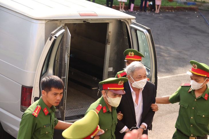 Ông Trần Quí Thanh cùng 2 con gái hầu tòa tội 'Lạm dụng tín nhiệm chiếm đoạt tài sản'- Ảnh 1. Ông Trần Quí Thanh cùng 2 con gái hầu tòa tội 'Lạm dụng tín nhiệm chiếm đoạt tài sản'- Ảnh 1.