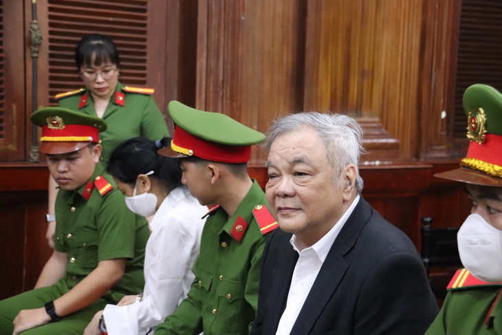 Ông Trần Quí Thanh cùng 2 con gái hầu tòa tội 'Lạm dụng tín nhiệm chiếm đoạt tài sản'- Ảnh 2. Ông Trần Quí Thanh cùng 2 con gái hầu tòa tội 'Lạm dụng tín nhiệm chiếm đoạt tài sản'- Ảnh 2.