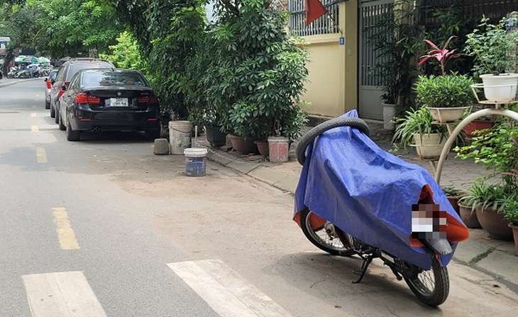 'Cắm mốc' chiếm lòng đường giành chỗ đỗ ô tô có vi phạm pháp luật không?- Ảnh 4.