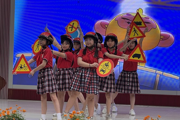 Triển khai mô hình 'Cổng trường an toàn giao thông' tại Hà Nội - Ảnh 1.