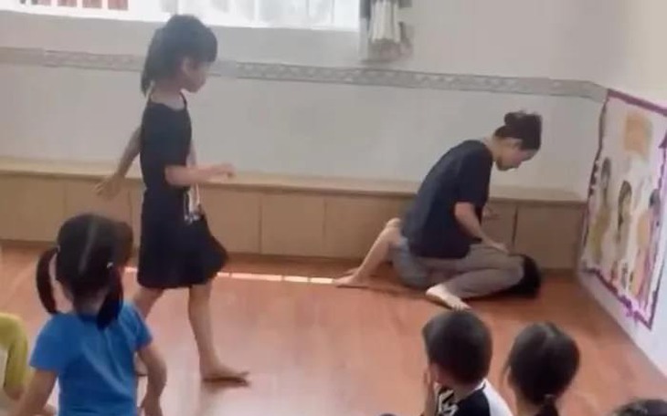 TPHCM: Đình chỉ lớp mẫu giáo có cô giáo ngồi đè lên người trẻ ép ăn