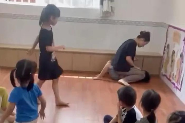 TPHCM: Đình chỉ lớp mẫu giáo có cô giáo ngồi đè lên người trẻ ép ăn- Ảnh 1. TPHCM: Đình chỉ lớp mẫu giáo có cô giáo ngồi đè lên người trẻ ép ăn- Ảnh 1.