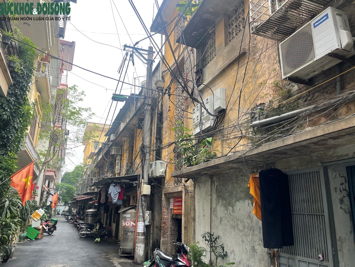 Cận cảnh tối tăm, xuống cấp khu tập thể 60 năm ở Hà Nội- Ảnh 1.