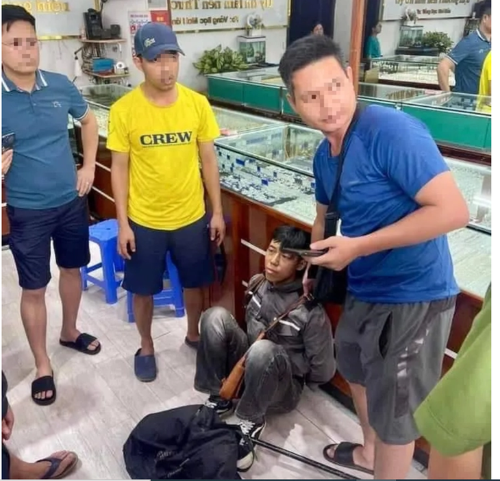 Liên tiếp xảy ra các vụ cướp vàng, chủ cửa hàng vàng cần lưu ý gì?- Ảnh 1.