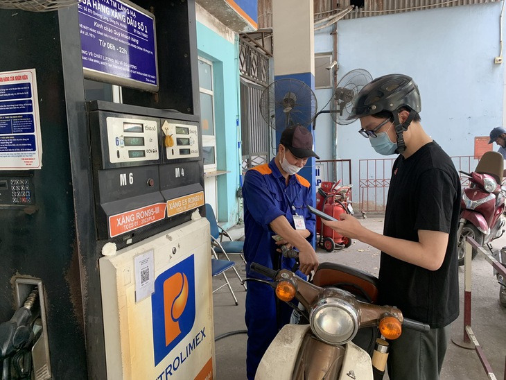 Giá xăng đồng loạt giảm trước kỳ nghỉ lễ 30/4-1/5- Ảnh 2.