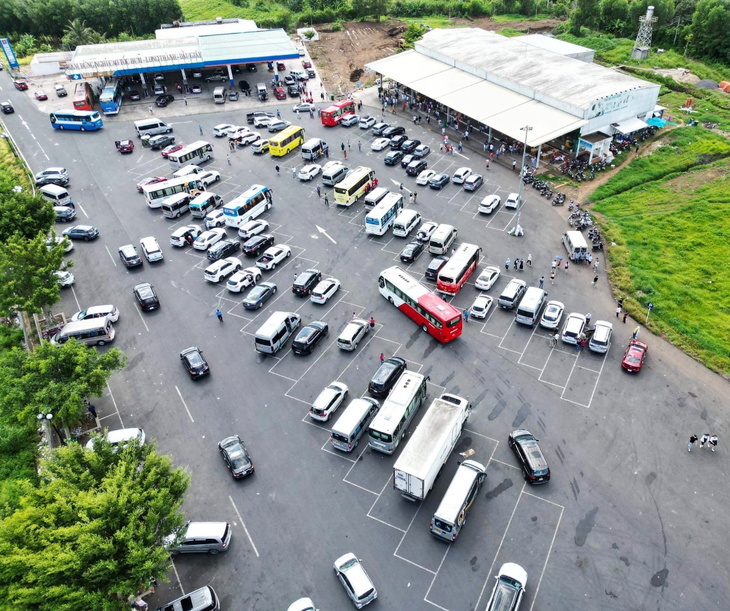 Người dân đã có trạm dừng nghỉ tạm khi di chuyển trên cao tốc dịp 30/4 - 1/5- Ảnh 4.