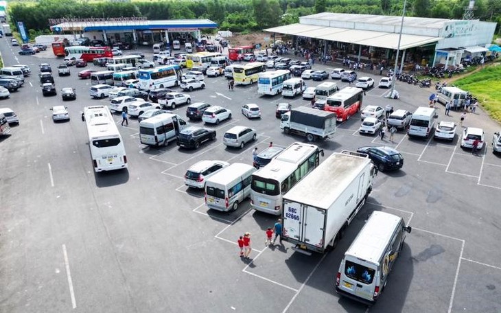 Người dân đã có trạm dừng nghỉ tạm khi di chuyển trên cao tốc dịp 30/4 - 1/5