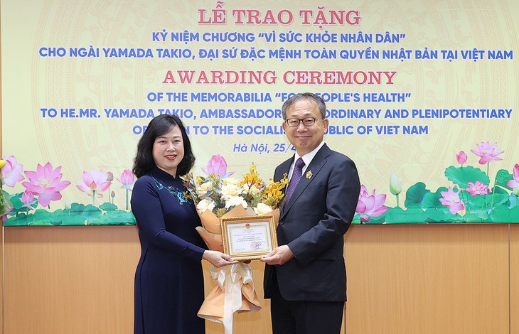 Bộ trưởng Đào Hồng Lan trao tặng Kỷ niệm chương Bộ trưởng Đào Hồng Lan trao tặng Kỷ niệm chương