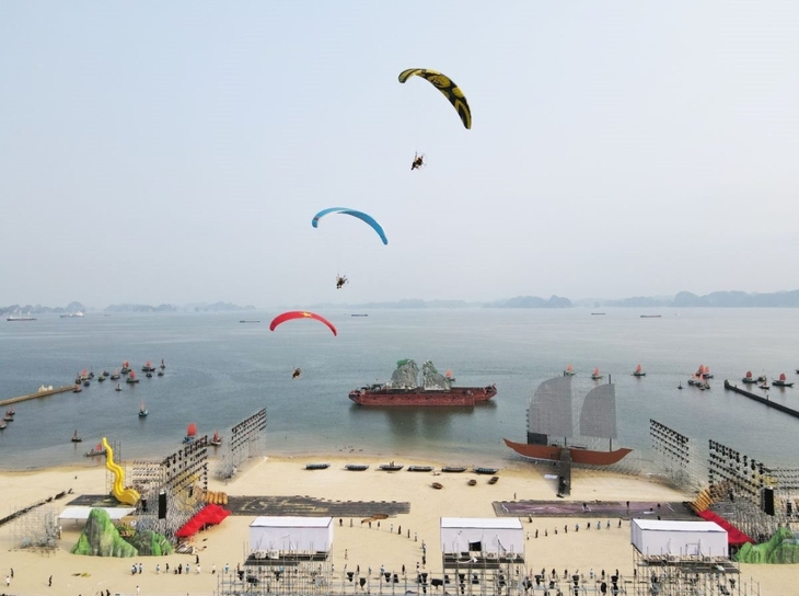 Không đồng ý cho tàu du lịch đón khách xem Carnaval Hạ Long 2024 từ phía biển.
- Ảnh 2.