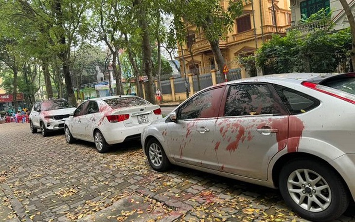 Điều tra vụ 6 ô tô bị tạt sơn đỏ