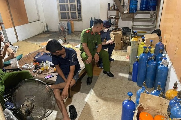Triệt phá 'tổng kho' tập kết 270 bình khí cười- Ảnh 1.