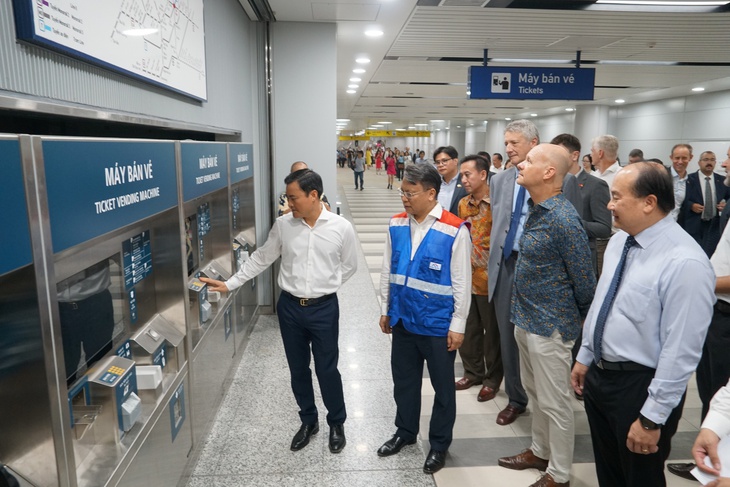 Tàu metro số 1 chạy thử nghiệm nhân dịp kỷ niệm 49 năm Ngày giải phóng Miền Nam- Ảnh 4. Tàu metro số 1 chạy thử nghiệm nhân dịp kỷ niệm 49 năm Ngày giải phóng Miền Nam- Ảnh 4.