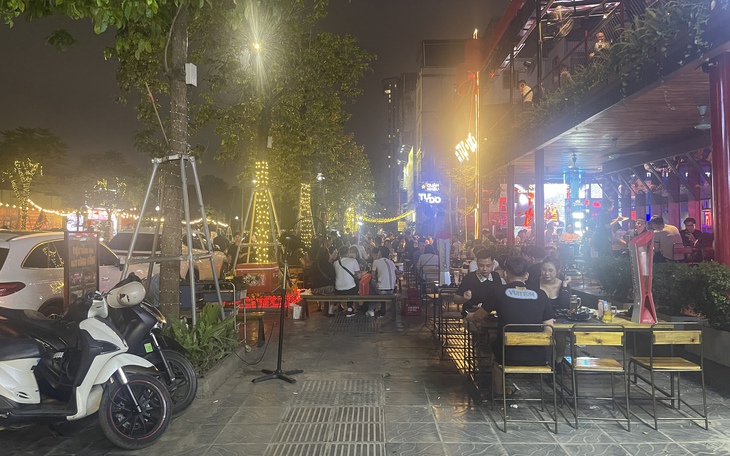 Vỉa hè đường Huỳnh Thúc Kháng kéo dài bị "xẻ thịt" để kinh doanh, buôn bán
