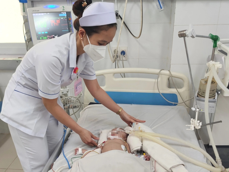 Bé 2 tháng tuổi sốc phản vệ sau tiêm vaccine đã được chuyển lên BV Nhi đồng 2, TPHCM- Ảnh 1.