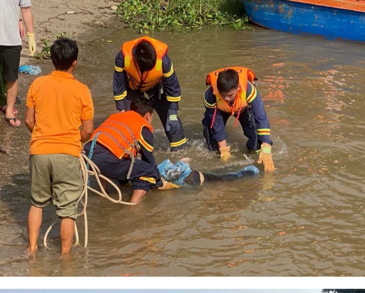 Nạn nhân thứ 3 trong vụ lật thuyền do dông lốc ở Quảng Ninh đã được tìm thấy- Ảnh 1. Nạn nhân thứ 3 trong vụ lật thuyền do dông lốc ở Quảng Ninh đã được tìm thấy- Ảnh 1.
