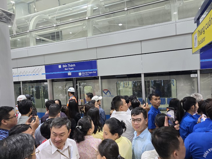 Tàu metro số 1 chạy thử nghiệm nhân dịp kỷ niệm 49 năm Ngày giải phóng Miền Nam- Ảnh 5. Tàu metro số 1 chạy thử nghiệm nhân dịp kỷ niệm 49 năm Ngày giải phóng Miền Nam- Ảnh 5.