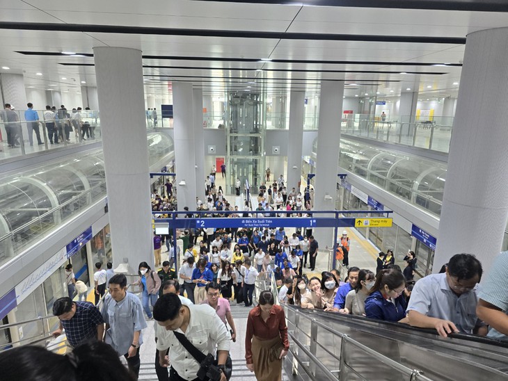 Tàu metro số 1 chạy thử nghiệm nhân dịp kỷ niệm 49 năm Ngày giải phóng Miền Nam- Ảnh 1. Tàu metro số 1 chạy thử nghiệm nhân dịp kỷ niệm 49 năm Ngày giải phóng Miền Nam- Ảnh 1.