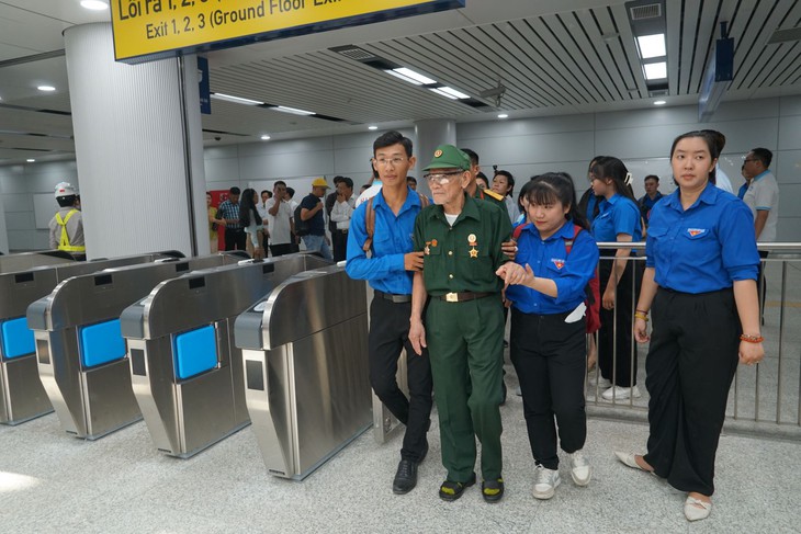 Tàu metro số 1 chạy thử nghiệm nhân dịp kỷ niệm 49 năm Ngày giải phóng Miền Nam- Ảnh 3. Tàu metro số 1 chạy thử nghiệm nhân dịp kỷ niệm 49 năm Ngày giải phóng Miền Nam- Ảnh 3.