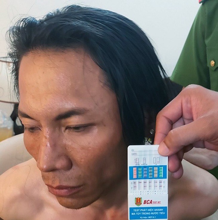 Video người đàn ông đạp đổ nhiều xe phụ nữ trên đường- Ảnh 1.