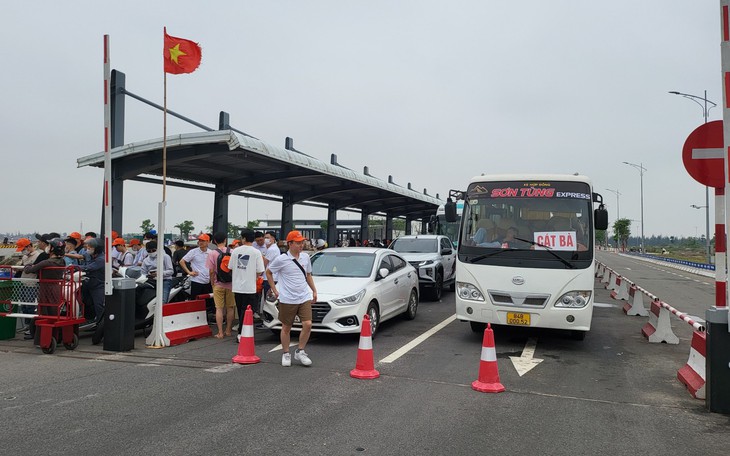 Nghỉ lễ, ô tô con, xe tải tạm dừng qua phà sang đảo Cát Bà
