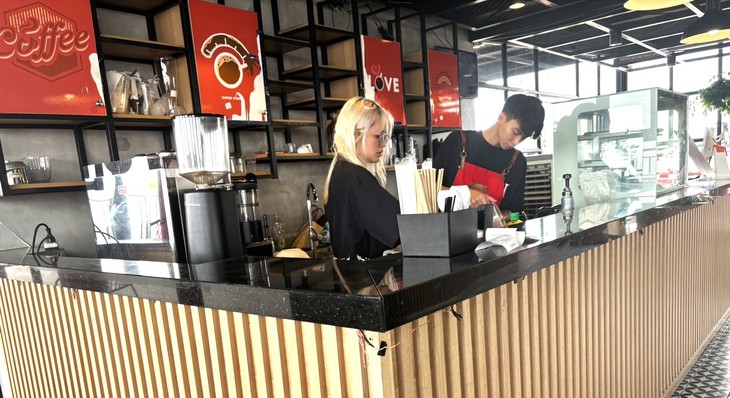 Không về quê dịp lễ, sinh viên đi làm thêm tăng thu nhập- Ảnh 1.