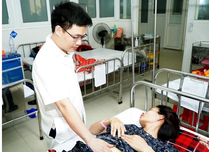Bác sĩ thăm khám cho sản phụ H.T.M. sau phẫu thuật. Ảnh:BVCC.
