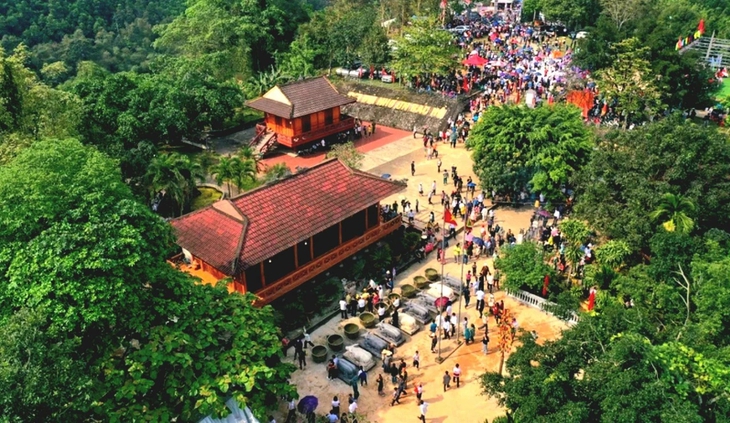 Đền 9 gian nhìn từ trên cao. Ảnh: Sách Nguyễn.