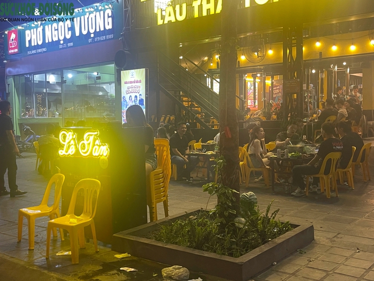 Vỉa hè đường Huỳnh Thúc Kháng kéo dài bị 'xẻ thịt' để kinh doanh, buôn bán- Ảnh 4.