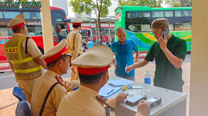 CSGT 'đi từng bến, gõ từng xe' kiểm tra chất cấm tài xế trước khi xuất bến- Ảnh 2. CSGT 'đi từng bến, gõ từng xe' kiểm tra chất cấm tài xế trước khi xuất bến- Ảnh 2.