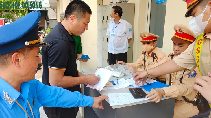 CSGT 'đi từng bến, gõ từng xe' kiểm tra chất cấm tài xế trước khi xuất bến- Ảnh 3. CSGT 'đi từng bến, gõ từng xe' kiểm tra chất cấm tài xế trước khi xuất bến- Ảnh 3.