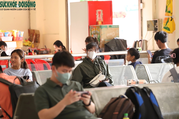 CSGT 'đi từng bến, gõ từng xe' kiểm tra chất cấm tài xế trước khi xuất bến- Ảnh 7. CSGT 'đi từng bến, gõ từng xe' kiểm tra chất cấm tài xế trước khi xuất bến- Ảnh 7.
