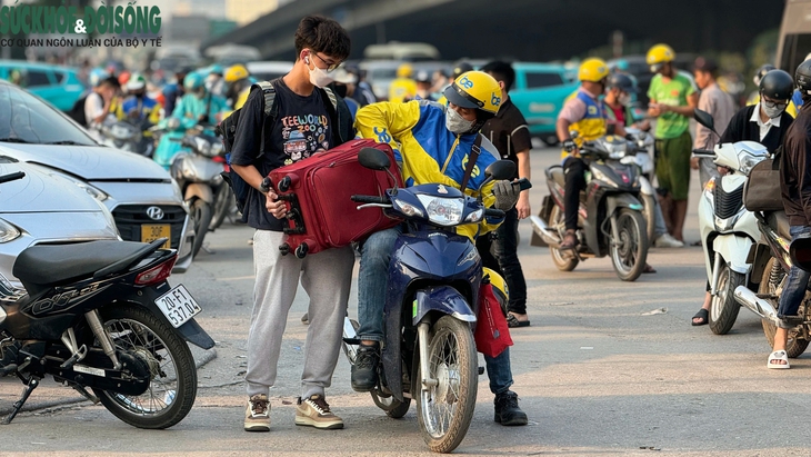 CSGT 'đi từng bến, gõ từng xe' kiểm tra chất cấm tài xế trước khi xuất bến- Ảnh 8. CSGT 'đi từng bến, gõ từng xe' kiểm tra chất cấm tài xế trước khi xuất bến- Ảnh 8.