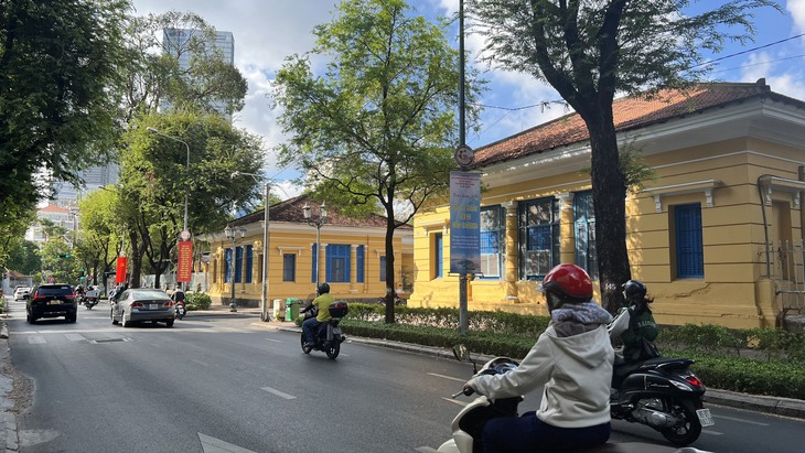 TPHCM: Đường phố trung tâm vắng vẻ, cửa ngõ ùn tắc ngày đầu kì nghỉ lễ- Ảnh 1. TPHCM: Đường phố trung tâm vắng vẻ, cửa ngõ ùn tắc ngày đầu kì nghỉ lễ- Ảnh 1.