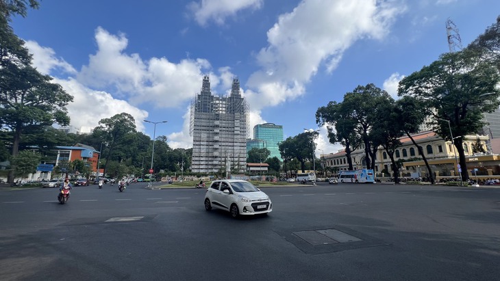 TPHCM: Đường phố trung tâm vắng vẻ, cửa ngõ ùn tắc ngày đầu kì nghỉ lễ- Ảnh 2. TPHCM: Đường phố trung tâm vắng vẻ, cửa ngõ ùn tắc ngày đầu kì nghỉ lễ- Ảnh 2.