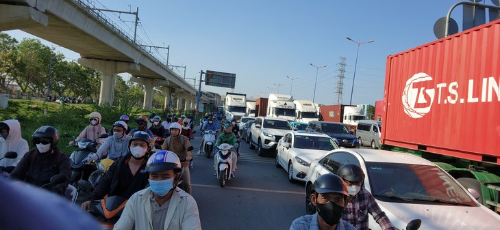 TPHCM: Đường phố trung tâm vắng vẻ, cửa ngõ ùn tắc ngày đầu kì nghỉ lễ- Ảnh 7. TPHCM: Đường phố trung tâm vắng vẻ, cửa ngõ ùn tắc ngày đầu kì nghỉ lễ- Ảnh 7.
