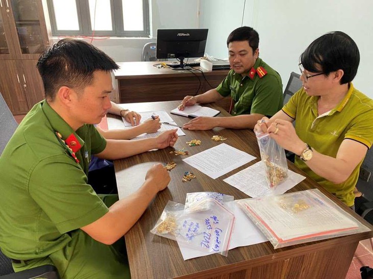'Mừng như bắt được vàng' khi nhận lại 3,5 kg vàng mất trộm- Ảnh 1.