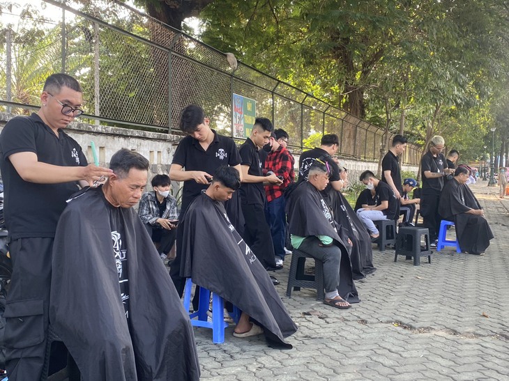 'Mát lòng' những tiệm tóc 0 đồng giữa Sài Gòn nắng nóng- Ảnh 1.