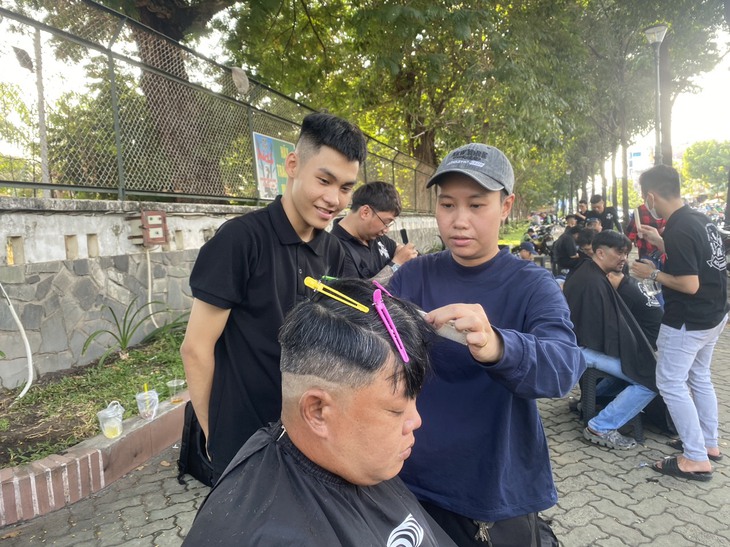 'Mát lòng' những tiệm tóc 0 đồng giữa Sài Gòn nắng nóng- Ảnh 4.