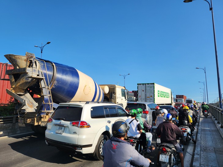 TPHCM: Đường phố trung tâm vắng vẻ, cửa ngõ ùn tắc ngày đầu kì nghỉ lễ- Ảnh 8. TPHCM: Đường phố trung tâm vắng vẻ, cửa ngõ ùn tắc ngày đầu kì nghỉ lễ- Ảnh 8.