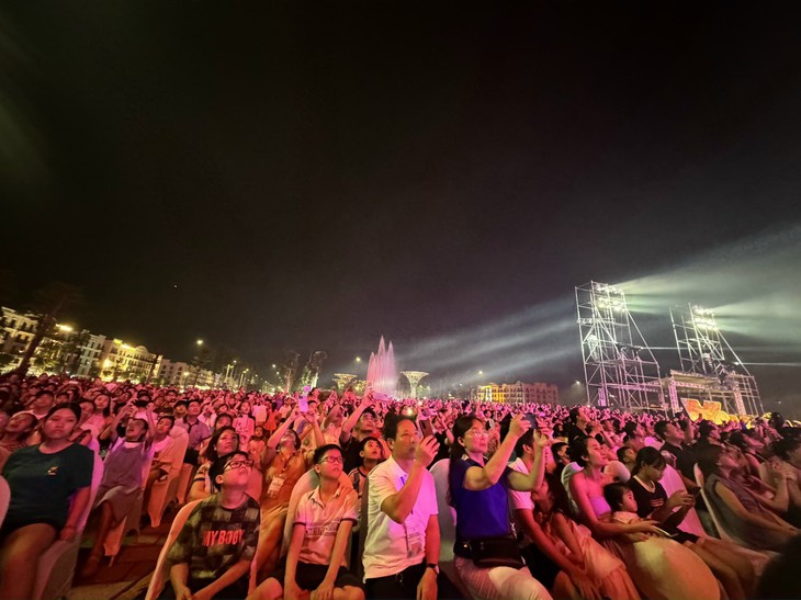 Hàng vạn du khách chen chân chiêm ngưỡng ‘bữa tiệc’ pháo hoa lung linh, rực rỡ- Ảnh 7.
