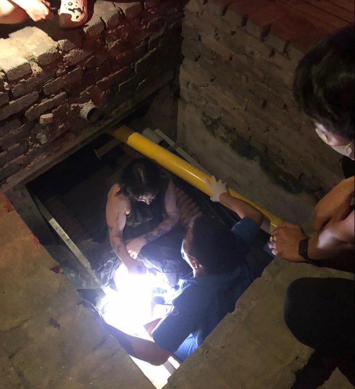 Nữ du khách bất ngờ 'lọt hố' khi đang đi bộ trên vỉa hè Hà Nội- Ảnh 2.