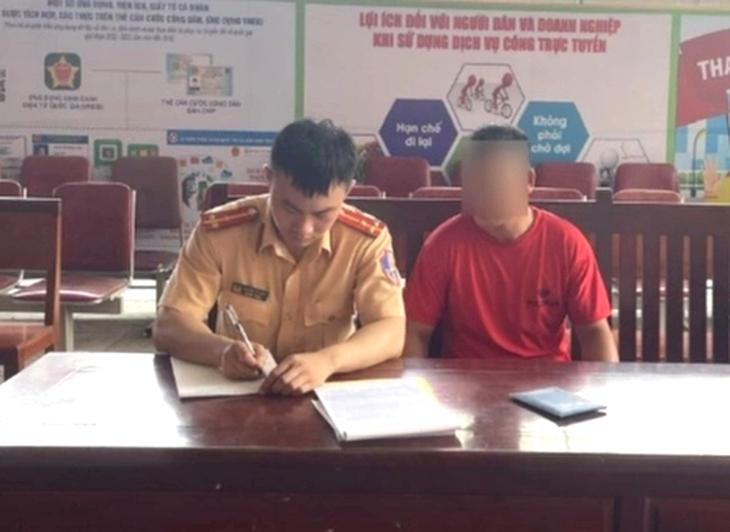 Đội CSGT Trật tự - Công an huyện Đô Lương làm việc và lập biên bản xử phạt hành chính lái xe chở vật liệu rơi vãi. Đội CSGT Trật tự - Công an huyện Đô Lương làm việc và lập biên bản xử phạt hành chính lái xe chở vật liệu rơi vãi.